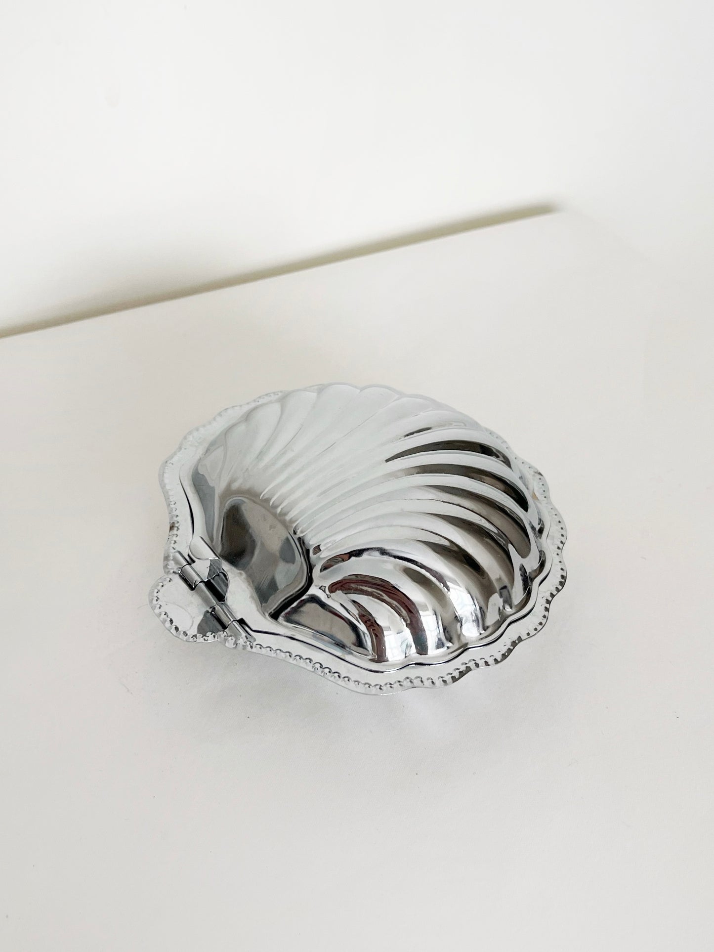 Clamshell dish with knife