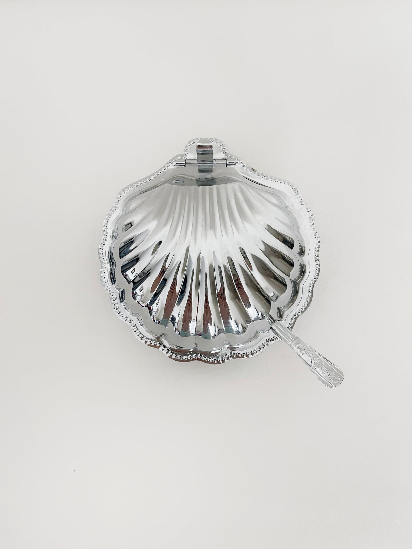 Clamshell dish with knife