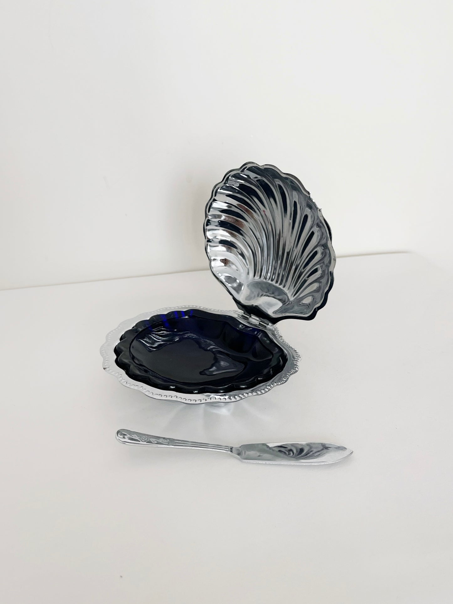 Clamshell dish with knife