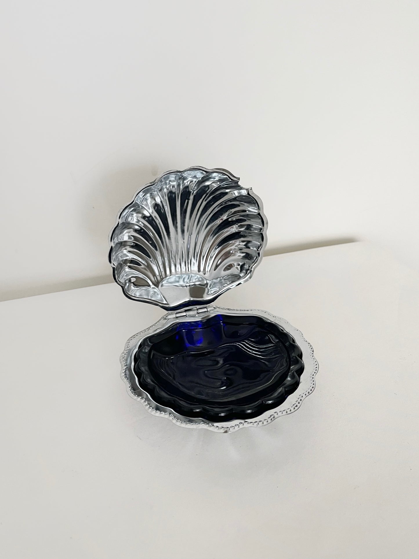 Clamshell dish with knife