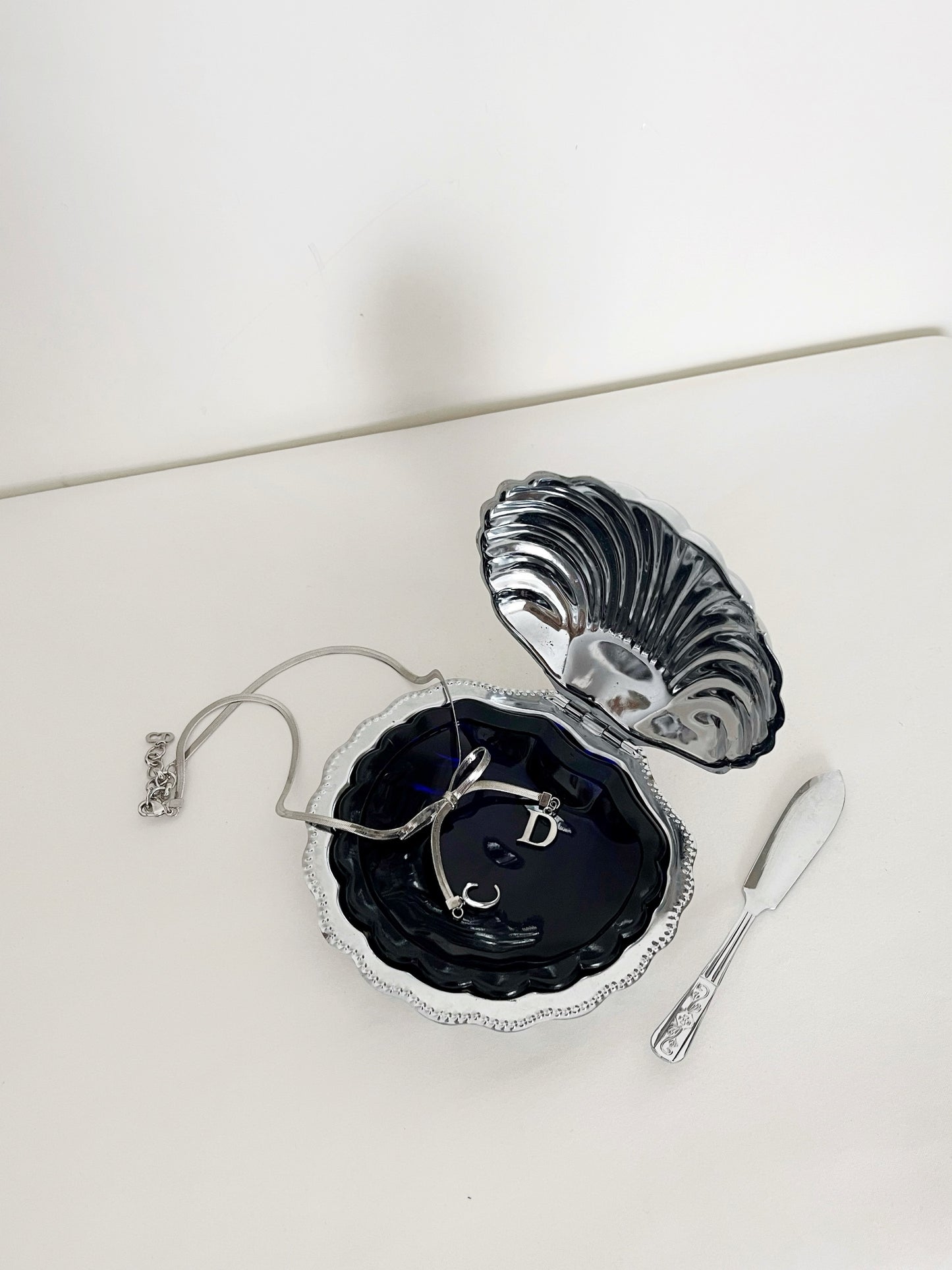 Clamshell dish with knife